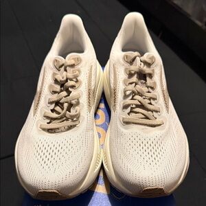 BRAND NEW Brooks Ghost 17 Cream Athletic Sneakers